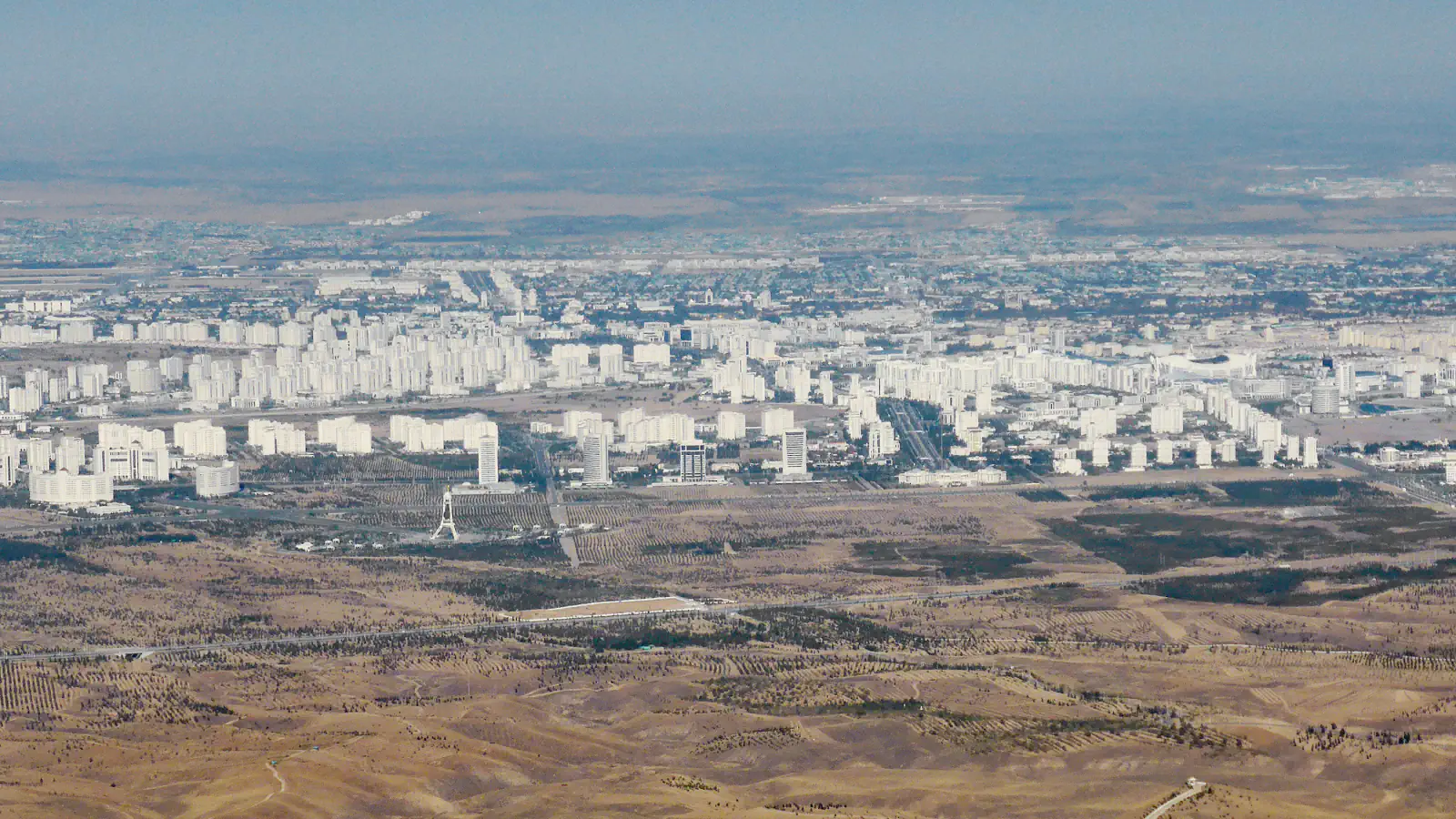 Širok pogled na stavbe in ulice Ašhabada od zgoraj