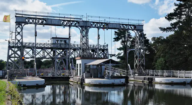 Jeklena konstrukcija ladijskega dvigala št. 3 na Canal du Centre nad kanalom, z odsevom v vodi