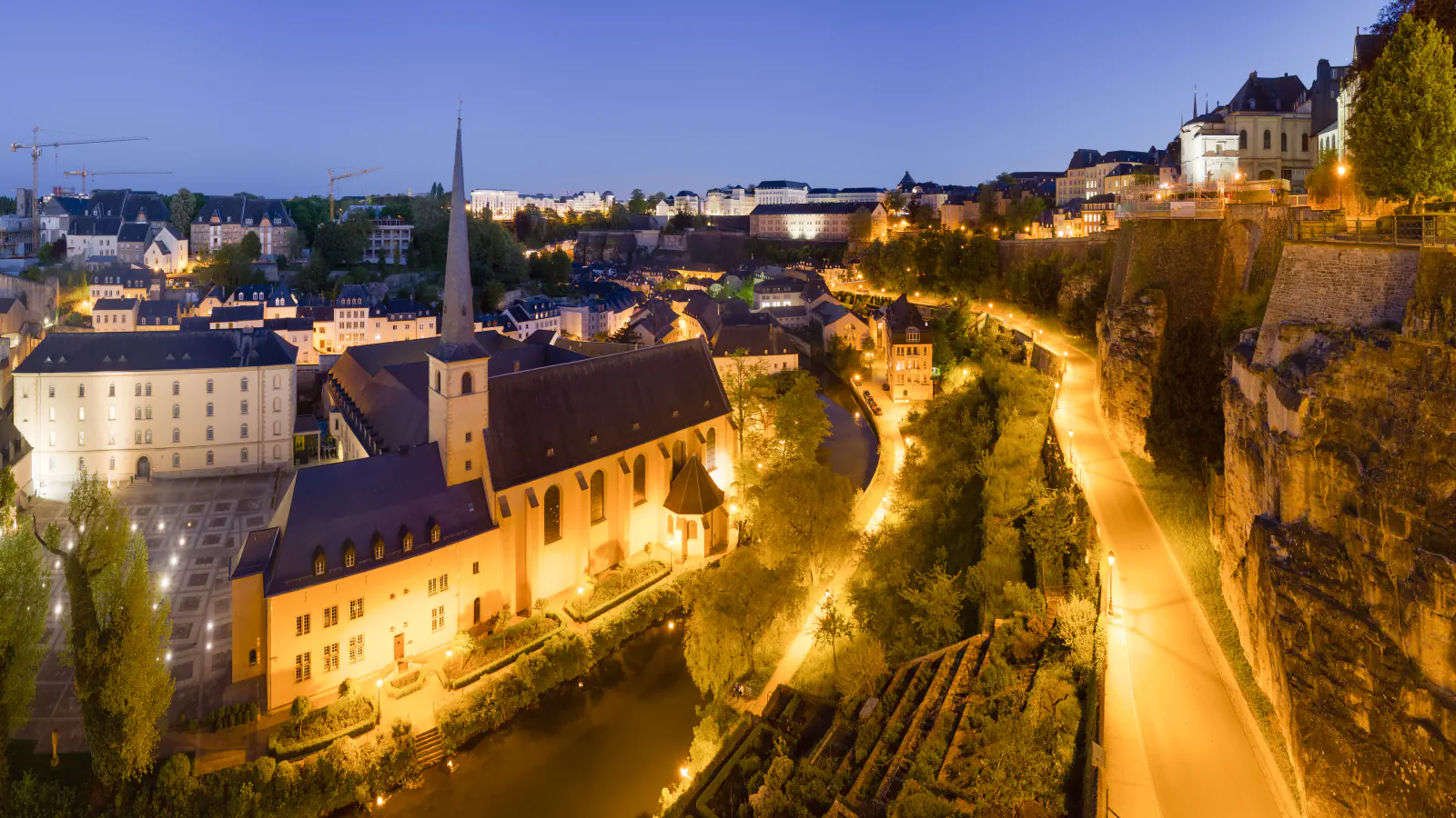 Panoramski pogled ob mraku na četrt Grund in utrdbe v Luksemburgu
