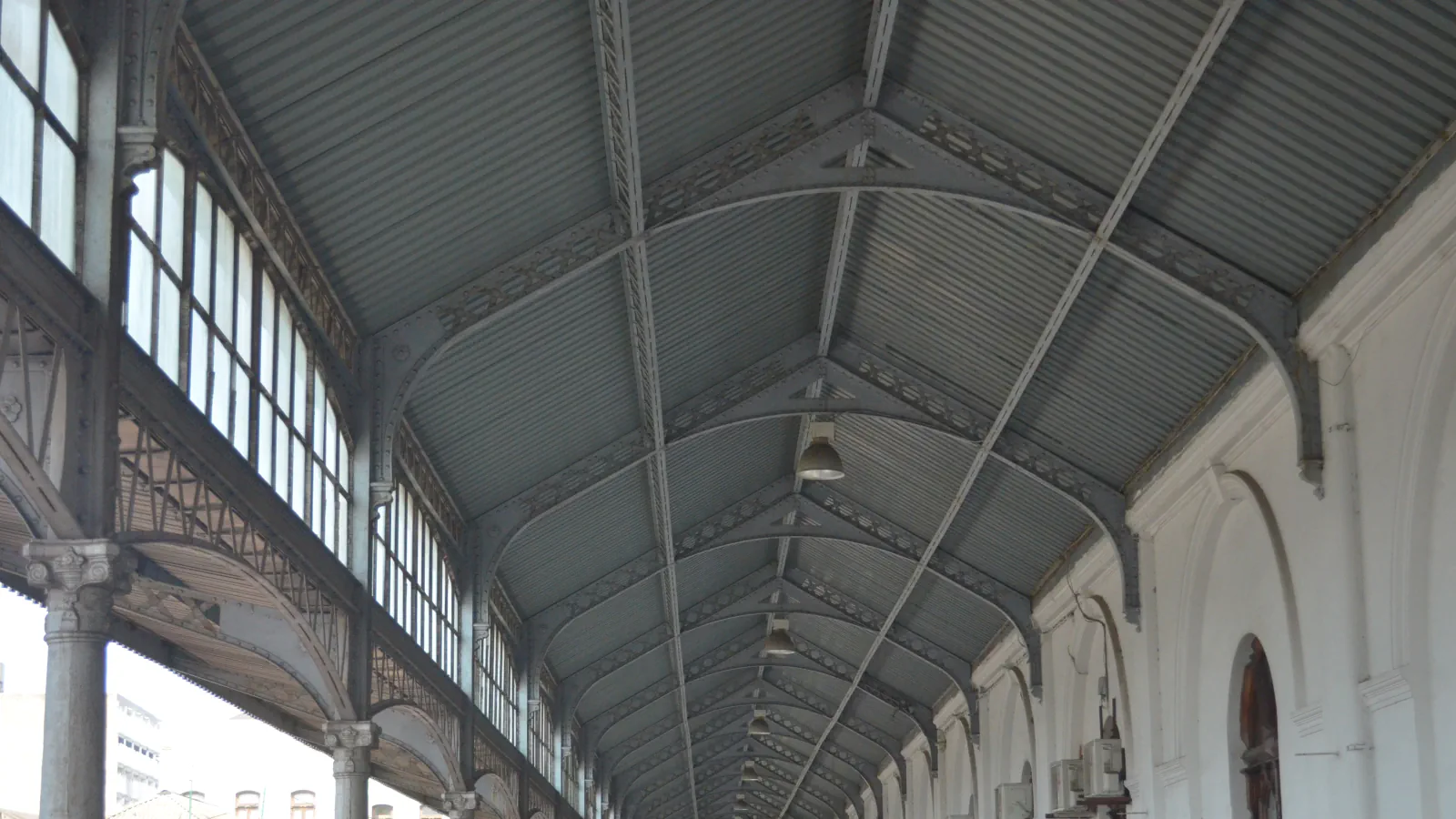 Metal roof trusses, arched upper wall and windows at Maputo railway station