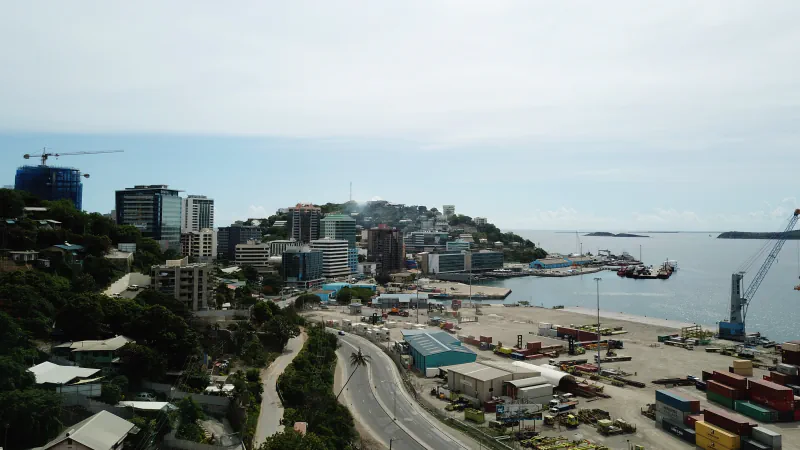 Pogled z višine na središče Port Moresbyja in pristanišče