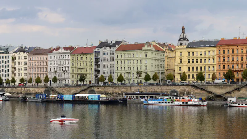 Stavbe in čolni ob reki Vltavi v Pragi