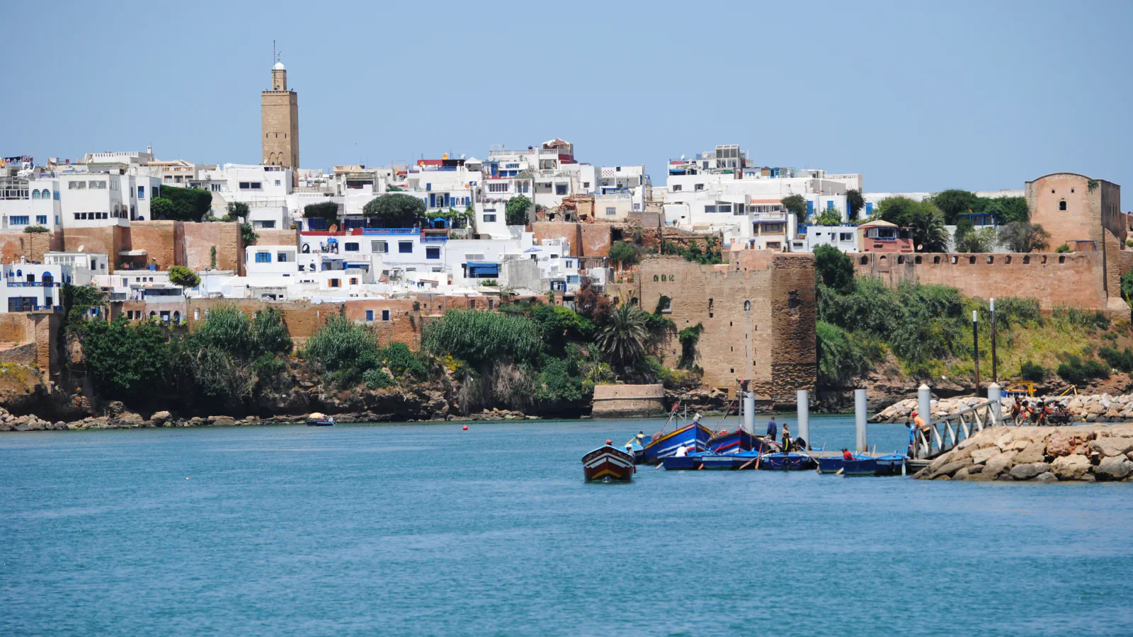 Pogled čez reko Bou Regreg proti utrdbi Kasbah des Oudaias v Rabatu.
