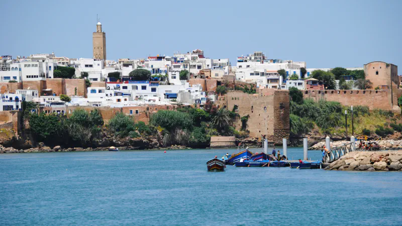 Pogled čez reko Bou Regreg proti utrdbi Kasbah des Oudaias v Rabatu.