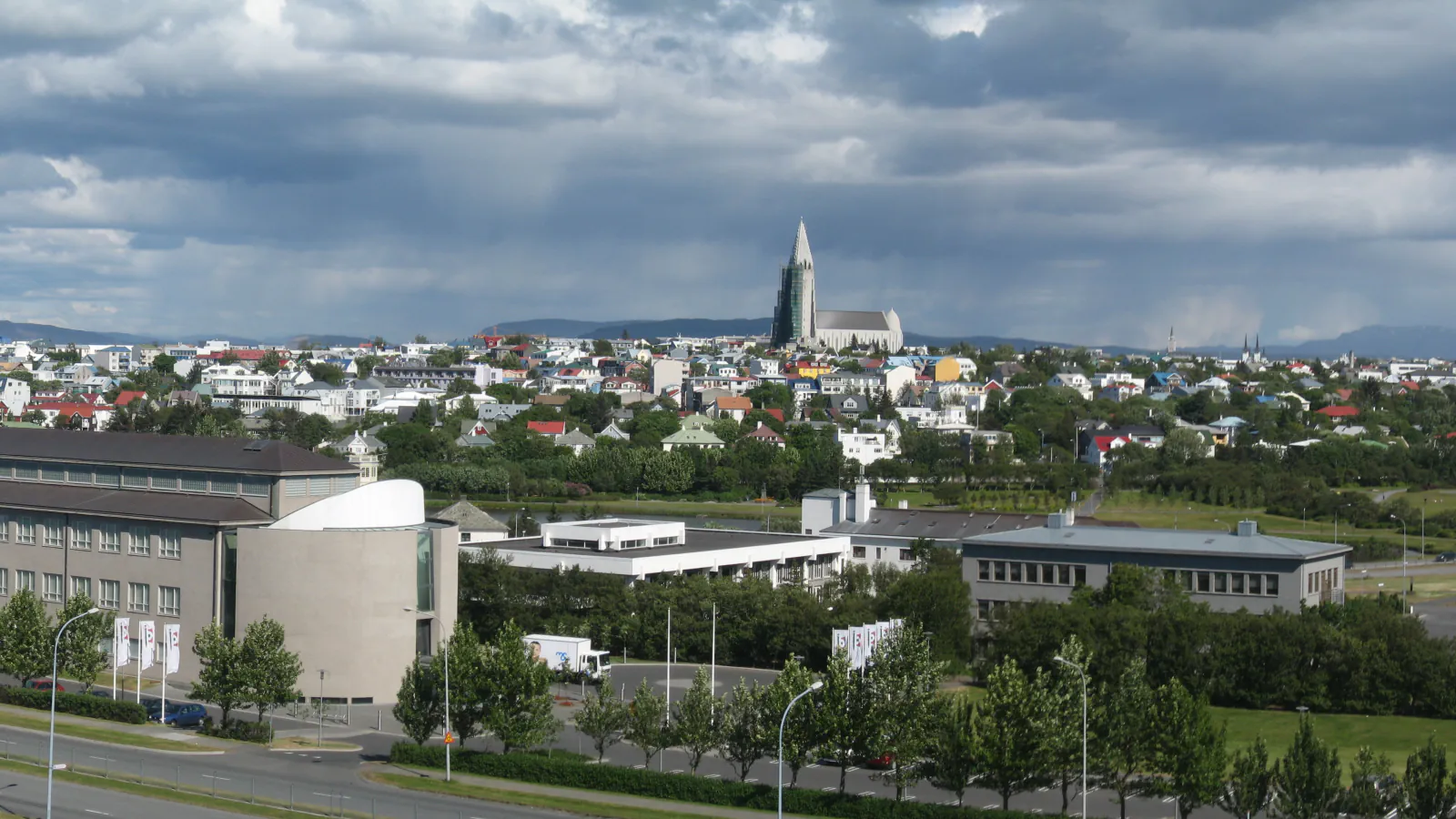 Strehe Reykjavika in cerkev Hallgrímskirkja nad mestom