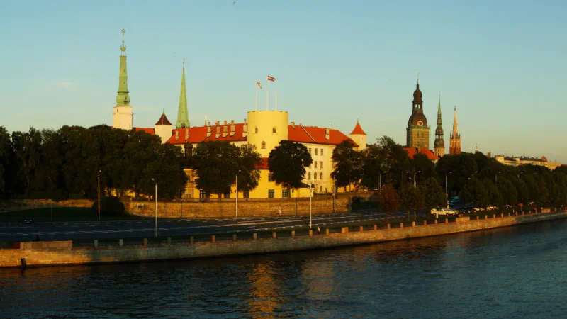 Reka Daugava ob zgodovinski rečni veduti mesta Riga
