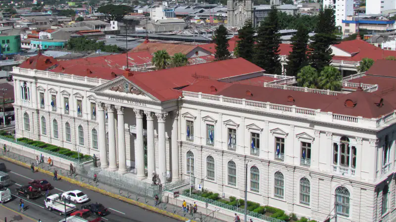 Pročelje palače Palacio Nacional z osrednjim portikom ob ulici v San Salvadorju