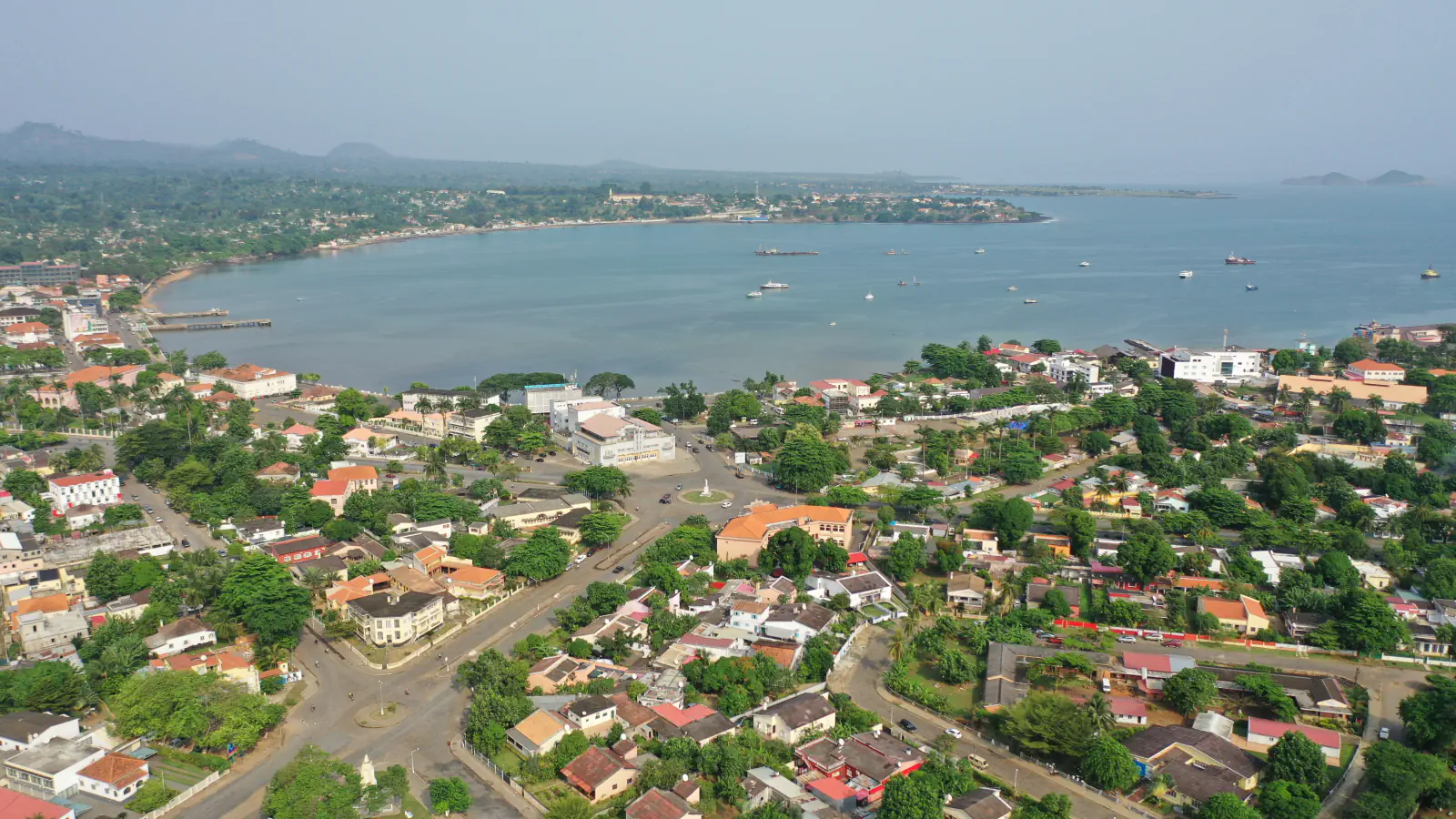 Pogled iz zraka na ulice, drevesa in stavbe mesta São Tomé ob zalivu Ana Chaves