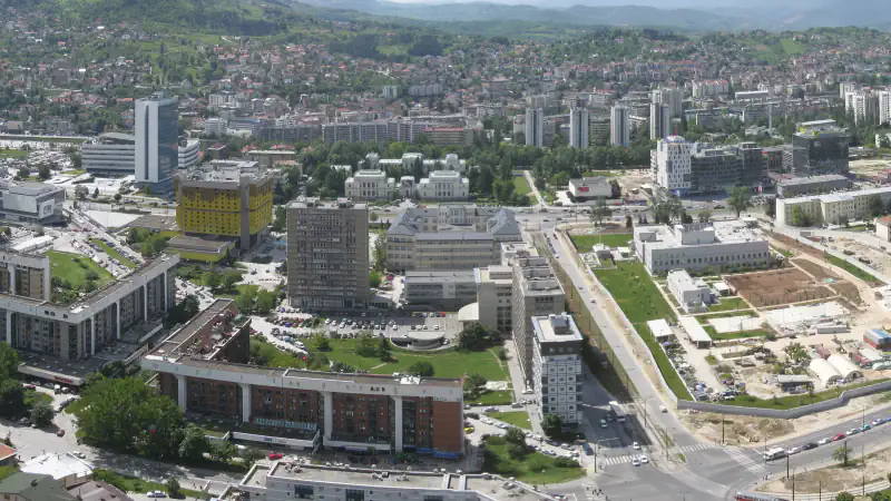 Panorama četrti Marijin Dvor in okoliških sarajevskih stavb z gozdnatimi hribi v ozadju
