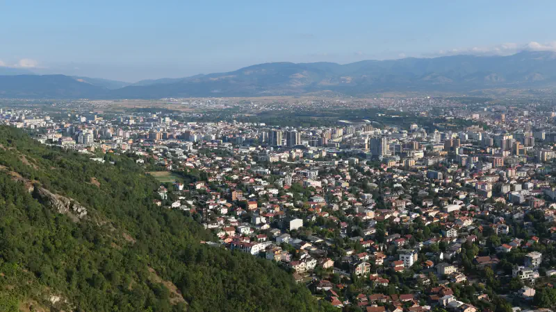 Strehe in mestne četrti Skopja z gozdnatim pobočjem v ospredju