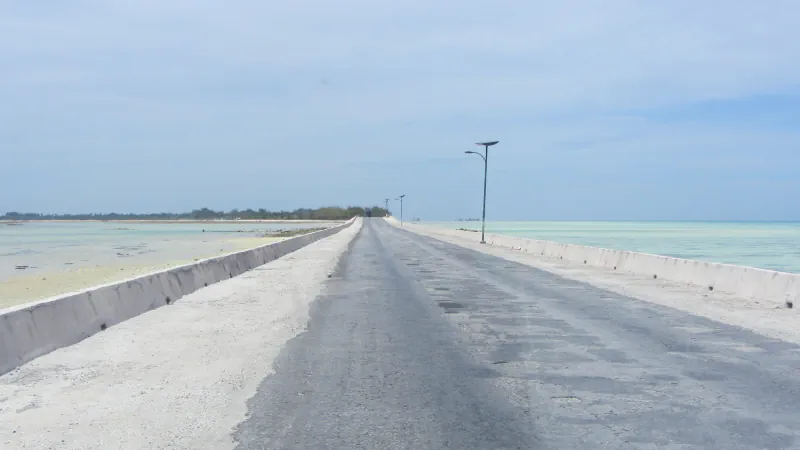 Nasip Nippon Causeway med nizkimi otoki in laguno na fotografiji iz leta 2011