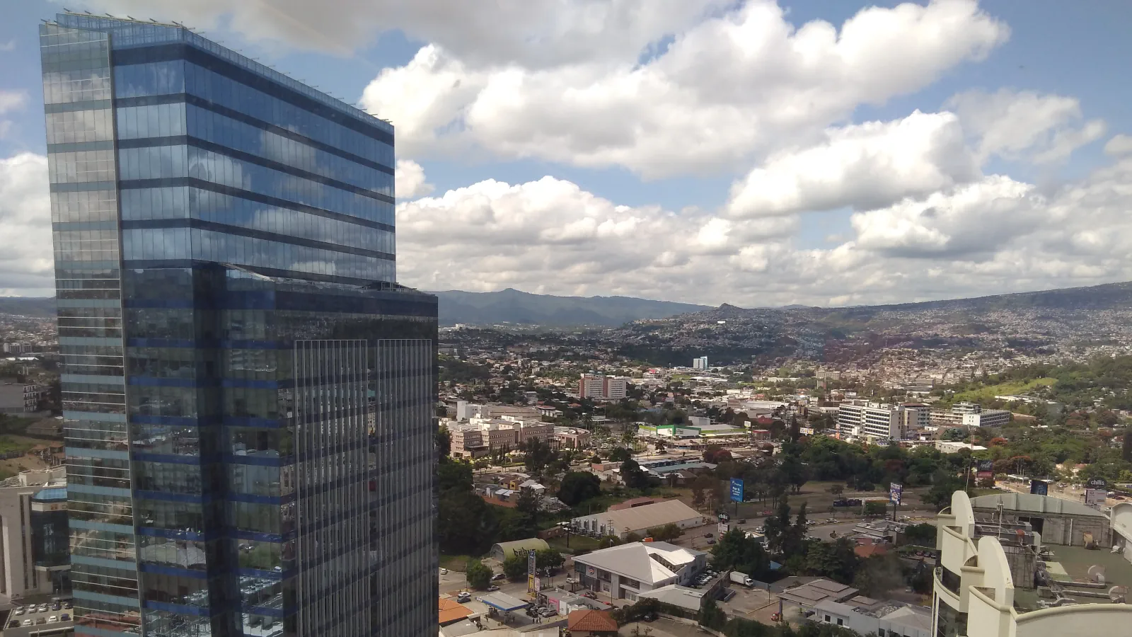 Stekleni stolp, stavbe in hribi v mestu Tegucigalpa