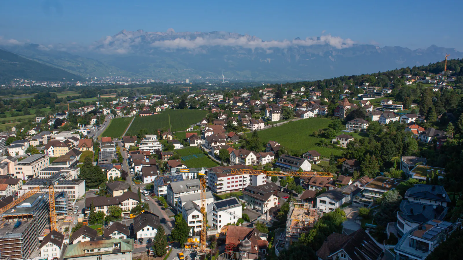 Panoramski pogled na središče in severni del Vaduza