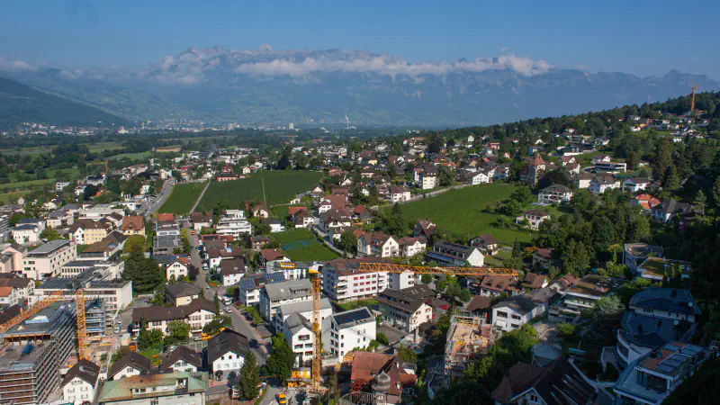 Panoramski pogled na središče in severni del Vaduza